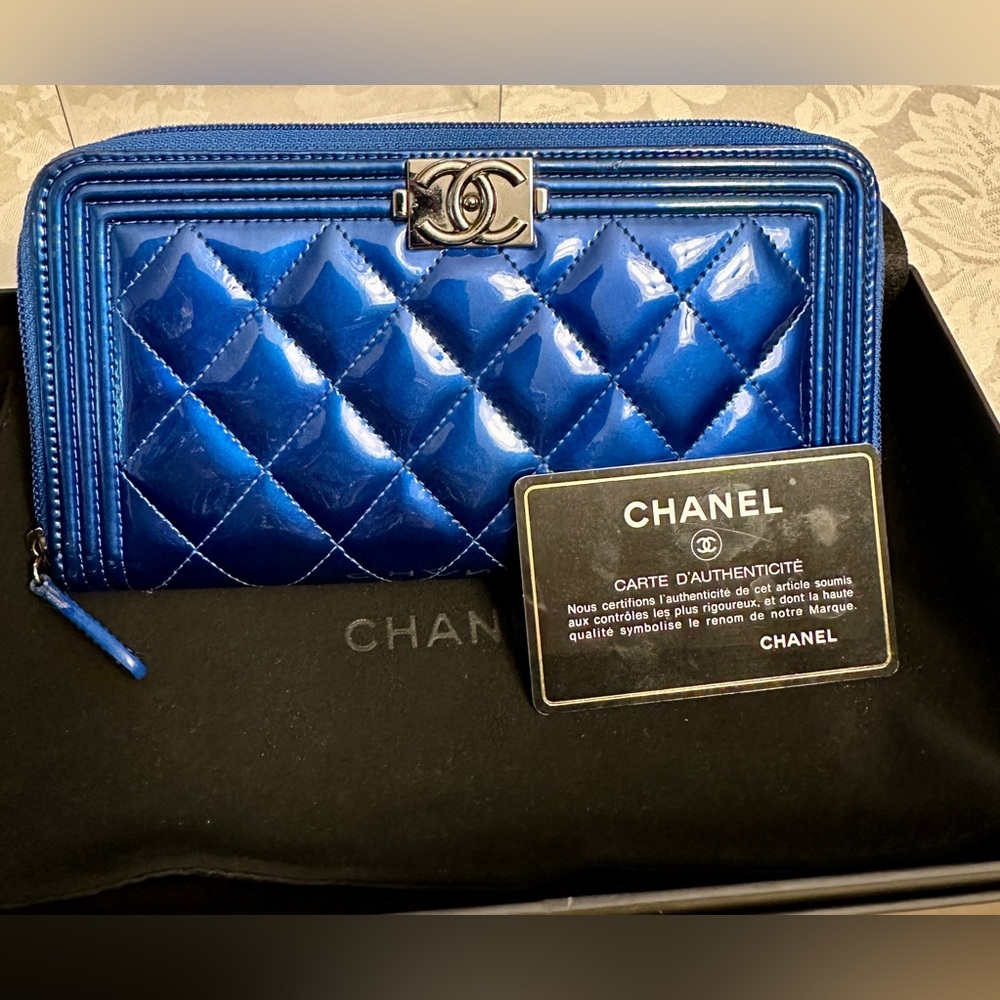 AUTHENTIC: CHANEL Boy Patent Leather Zippy Wallet - full inclusion
